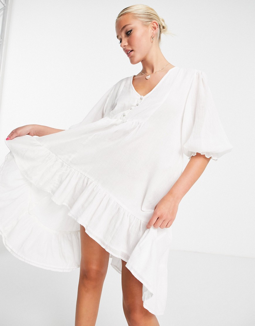 Белое ярусное платье мини с присборенной юбкой и завязкой на воротнике x Lorna Luxe-Белый In The Style 104518594
