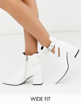 фото Белые ботинки на каблуке для широкой стопы с ремешками simply be-белый simply be extra wide fit
