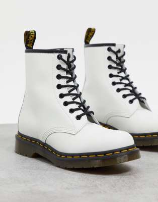 фото Белые ботинки с 8 парами люверсов dr martens 1460-белый