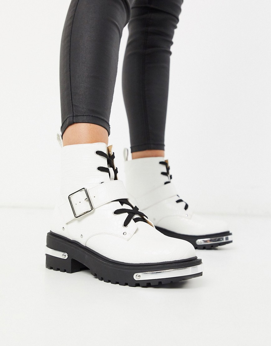 фото Белые ботинки в байкерском стиле с эффектом крокодиловой кожи и пряжками missguided-белый
