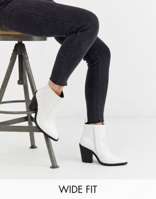 фото Белые ботинки в ковбойском стиле для широкой стопы asos design-белый