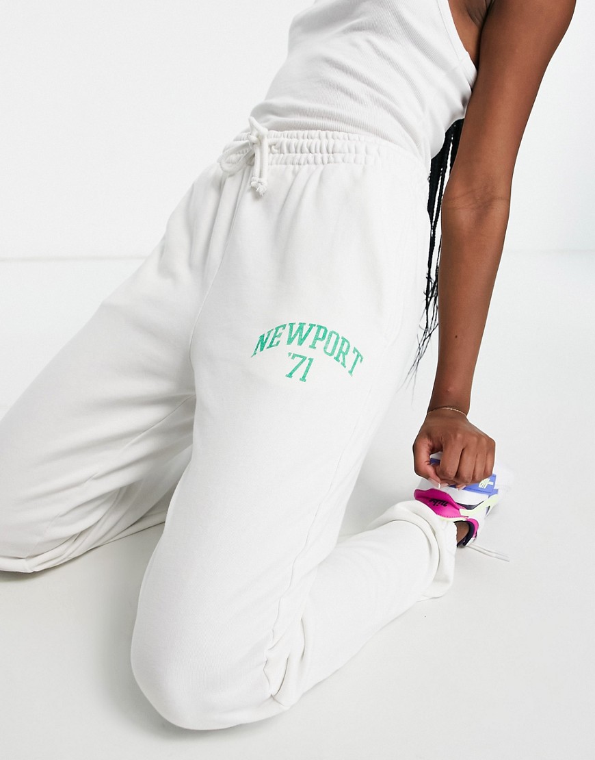 фото Белые джоггеры с принтом "newport" на штанине (от комплекта) topshop-белый