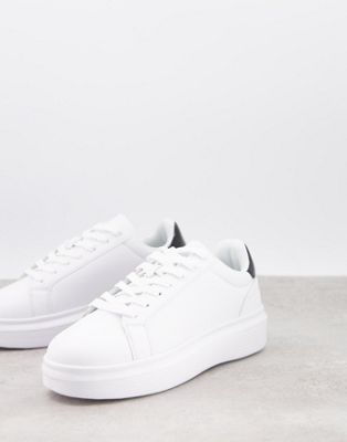 фото Белые кроссовки на толстой подошве в минималистском стиле truffle collection-белый