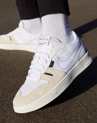 Белые кроссовки Nike Squash-Type 