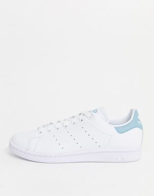 Белые кроссовки с синими вставками на пятке adidas Originals stan smith |  ASOS