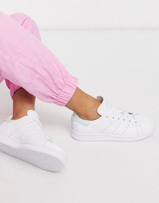 фото Белые кроссовки со светло-бирюзовыми вставками adidas originals stan smith-белый