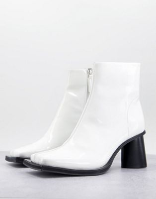 фото Белые лакированные ботинки челси из искусственной кожи с контрастной подошвой на каблуке asos design-белый