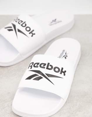 Новинки: обувь  Asos Белые шлепанцы Reebok Classic-Белый