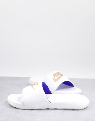 Белые шлепанцы с золотистой отделкой Nike Victori One-Белый