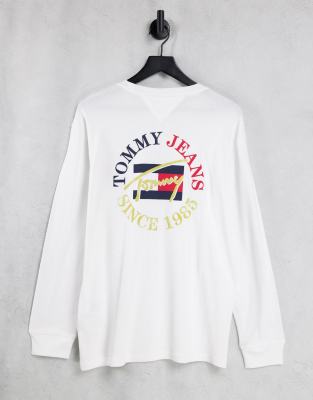 фото Белый лонгслив с круглым винтажным логотипом на спине tommy jeans