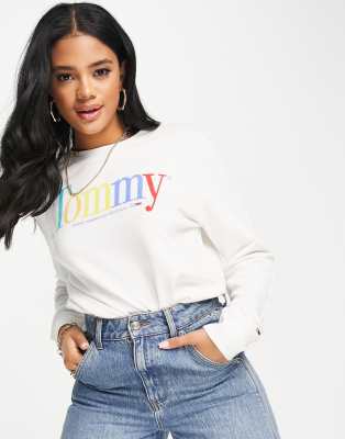 фото Белый лонгслив с радужным логотипом tommy jeans