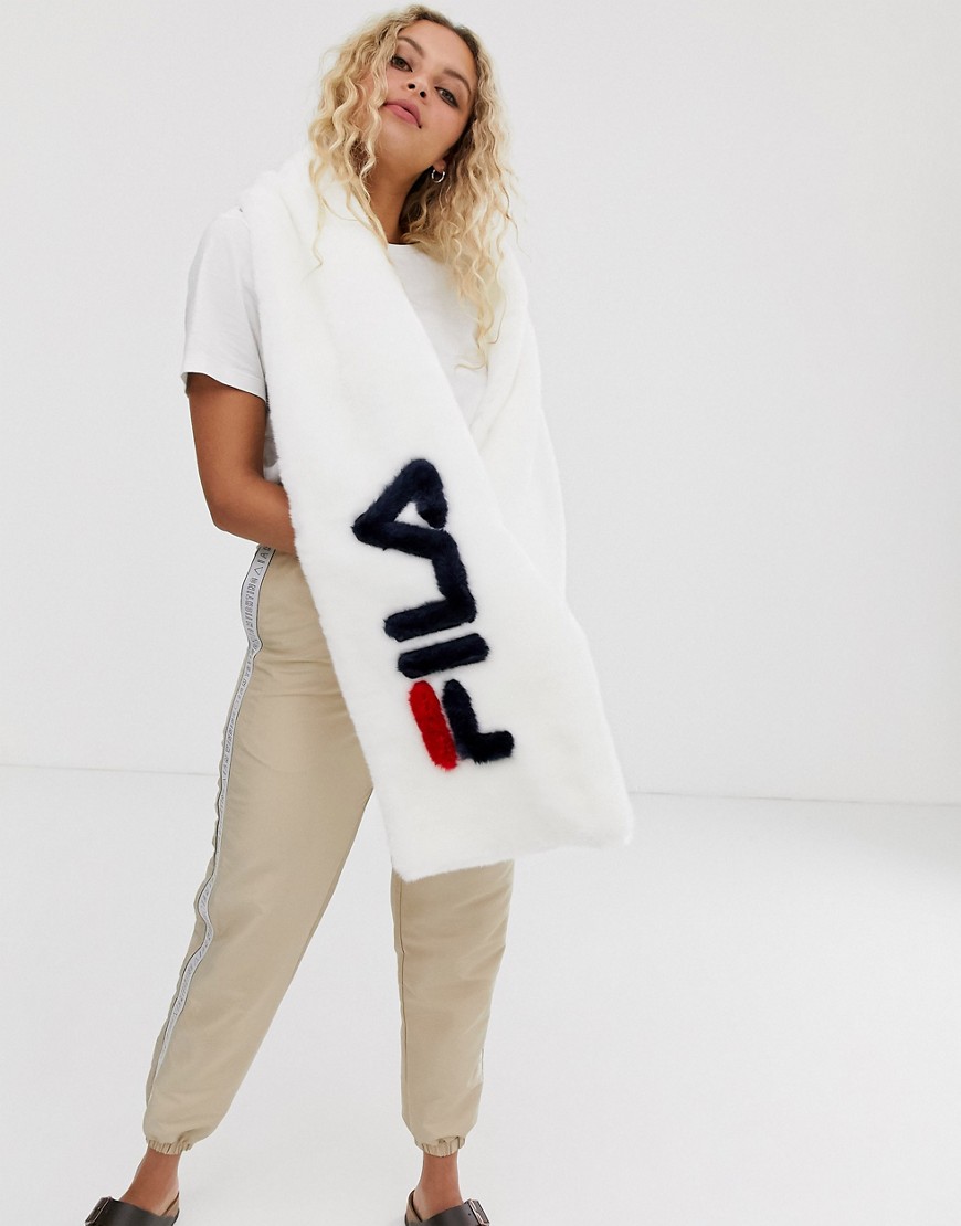фото Белый пушистый шарф с логотипом fila
