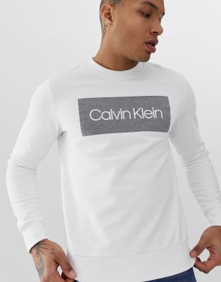 фото Белый свитшот с большим логотипом calvin klein