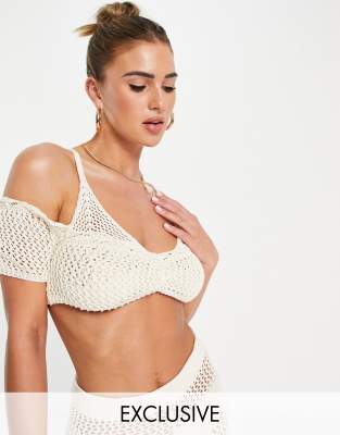 Укороченные топы  Asos Белый топ кроше с открытыми плечами ASYOU