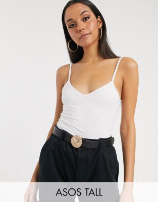 Top tall. ASOS черный топ на бретелях. Красивые модели в футболках с лямками. Однотонный короткий топ на бретелях валберис. H&M топ на бретелях коричневый камисоль.