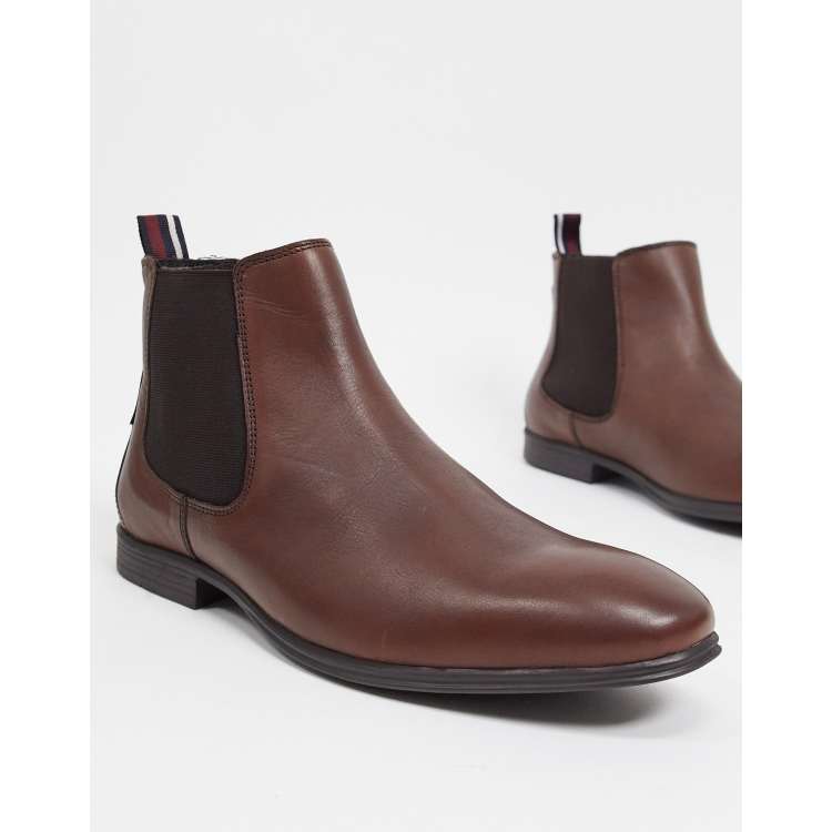 Verkäufer Akrobatik Bermad shermans braces jeans und boots Bezeugen