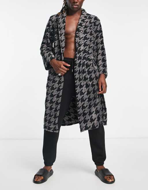 Ben Sherman – Milo – Morgenmantel aus Fleece in Grau mit Hahnentrittmuster in Schwarz
