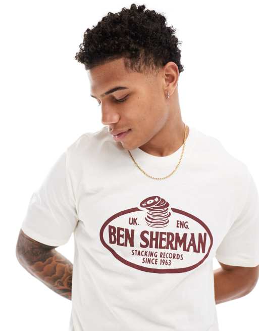 Ben Sherman – Naturvit T-shirt med tryck framtill med staplade skivor