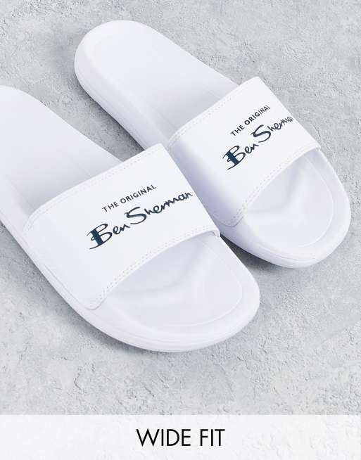 Ben Sherman – Slider mit Logo in Weiß, weite Passform