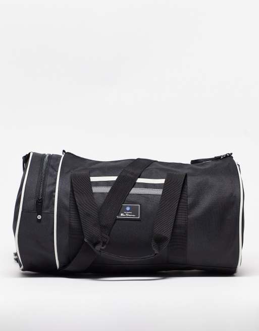 Ben Sherman – Svart barrel-väska med ränder
