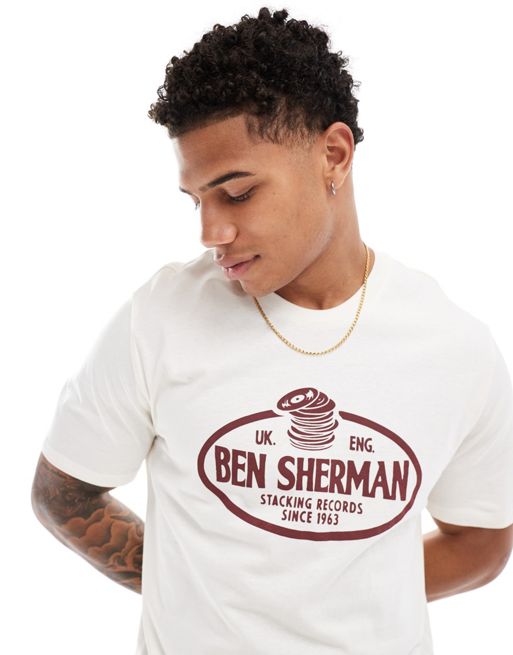 Ben Sherman – T-Shirt in gebrochenem Weiß mit „Stacking Records“-Print