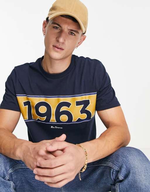 Ben Sherman – T-shirt z nadrukiem „1963” w sportowym stylu retro
