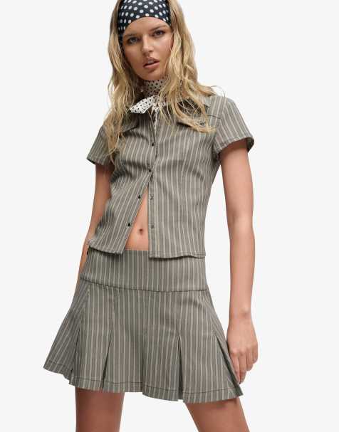 Bench. x Superdry & Co – Gestreifter Mini-Faltenrock in Dune Stripe/Moonbeam mit Logo - view 1