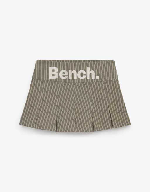 Bench. x Superdry & Co – Gestreifter Mini-Faltenrock in Dune Stripe/Moonbeam mit Logo, 2 von 4