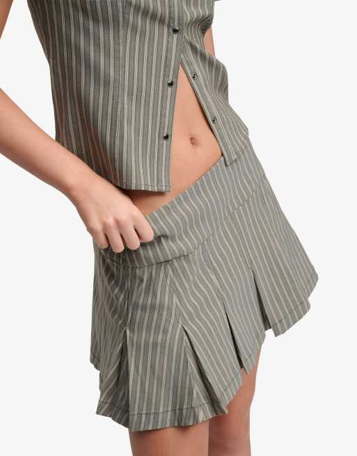 Bench. x Superdry & Co – Gestreifter Mini-Faltenrock in Dune Stripe/Moonbeam mit Logo, 4 von 4