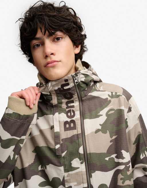 Bench. x Superdry & Co – Jacke aus Ripstop mit Kapuze in Bench.-Military-Muster und Dune, 3 von 5