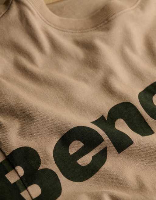 Bench. x Superdry & Co – Kastiges T-Shirt in Dune und Ardwick Green mit Logo, 2 von 5