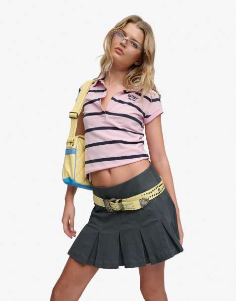 Bench. x Superdry & Co – Plissierter Minirock aus Twill in Anthrazit/Schwarz mit Logo - view 1