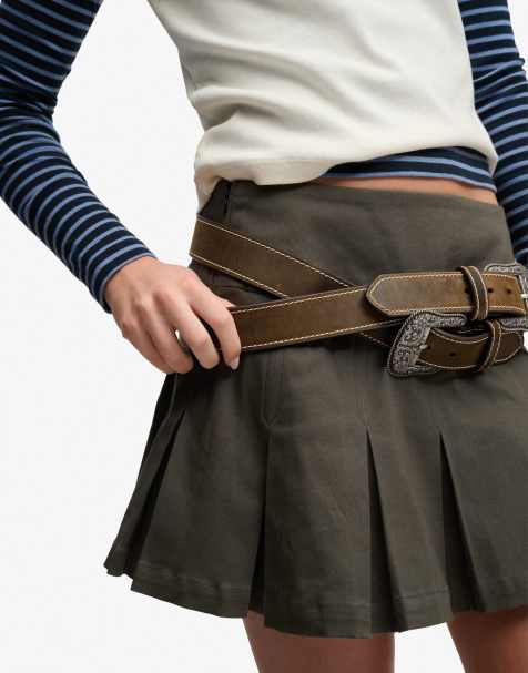 Bench. x Superdry & Co – Plissierter Minirock aus Twill in Black Olive und Dune mit Logo - view 1
