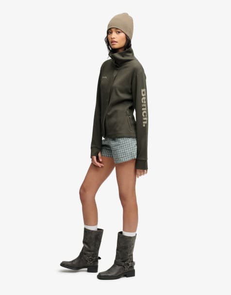 Bench. x Superdry & Co – Trainingsoberteil in Black Olive/Dune mit Stehkragen - view 1