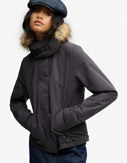Bench. x Superdry & Co – Windjacke in Anthrazit/Beluga-Anthrazit mit Kapuze mit Kunstpelzbesatz, 3 von 6