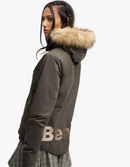 Bench. x Superdry & Co – Windjacke in Black Olive/Dune mit Kapuze mit Kunstpelzbesatz, 2 von 6