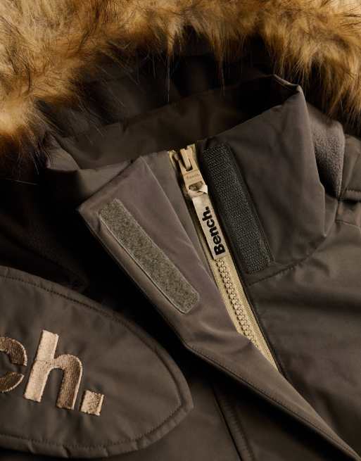 Bench. x Superdry & Co – Windjacke in Black Olive/Dune mit Kapuze mit Kunstpelzbesatz, 5 von 6