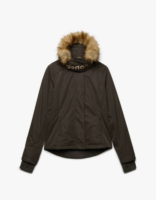 Bench. x Superdry & Co – Windjacke in Black Olive/Dune mit Kapuze mit Kunstpelzbesatz, 6 von 6