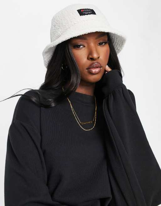 Berghaus – Beige solhatt i fårskinnsliknande fleece