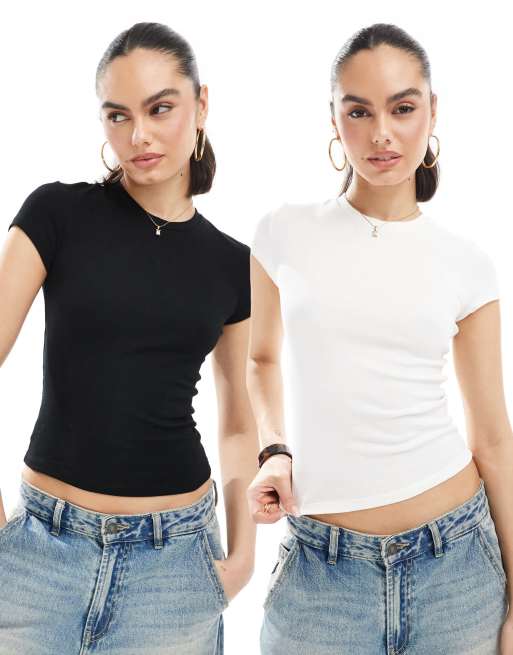 Bershka – 2er-Pack knapp geschnittene, kurzärmlige T-Shirts in Schwarz und Weiß