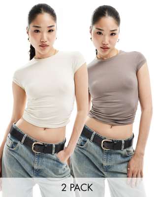 Bershka – 2er-Pack knapp geschnittene T-Shirts in Cremeweiß und Khaki mit gerafften Seiten