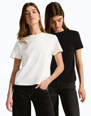 Bershka - 2er-Pack T-Shirts in Weiß und Schwarz
