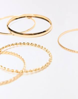 Bershka - 7-Pack schmale Armreifen in Goldoptik-Goldfarben