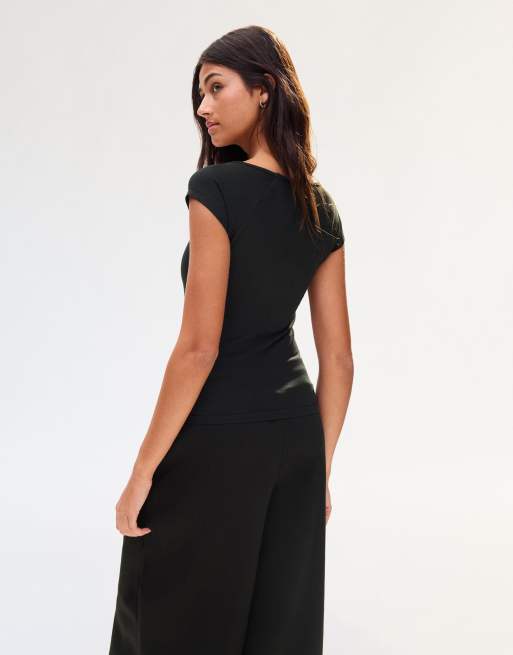 Bershka - Aangerimpeld T-shirt met korte mouwen in zwart, 2 van 3