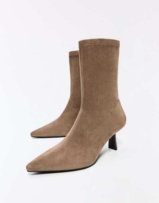 Bershka - Aansluitende enkellaarzen met kittenhak in beige, 4 van 6