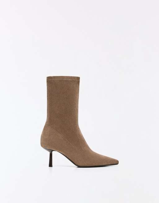 Bershka - Aansluitende enkellaarzen met kittenhak in beige, 5 van 6