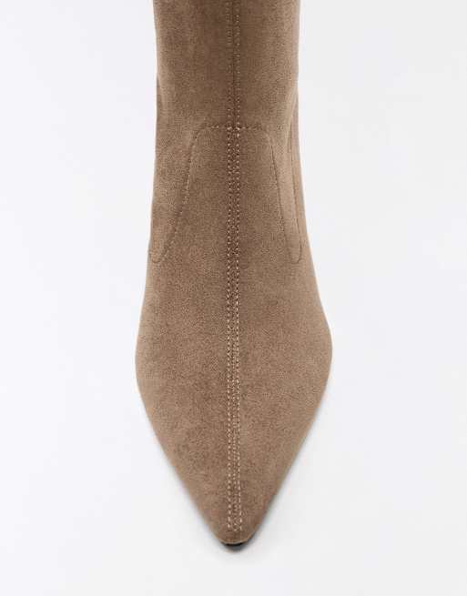 Bershka - Aansluitende enkellaarzen met kittenhak in beige, 6 van 6