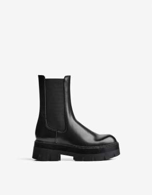 Bershka - Ankle-Boots in Schwarz mit elastischem Einsatz