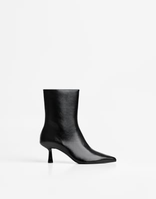 Bershka - Ankle Boots in Schwarz mit Kitten-Absatz