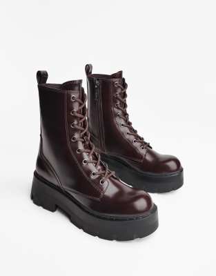 Bershka - Ankle Boots zum Schnüren in Burgunderrot mit Profilsohle